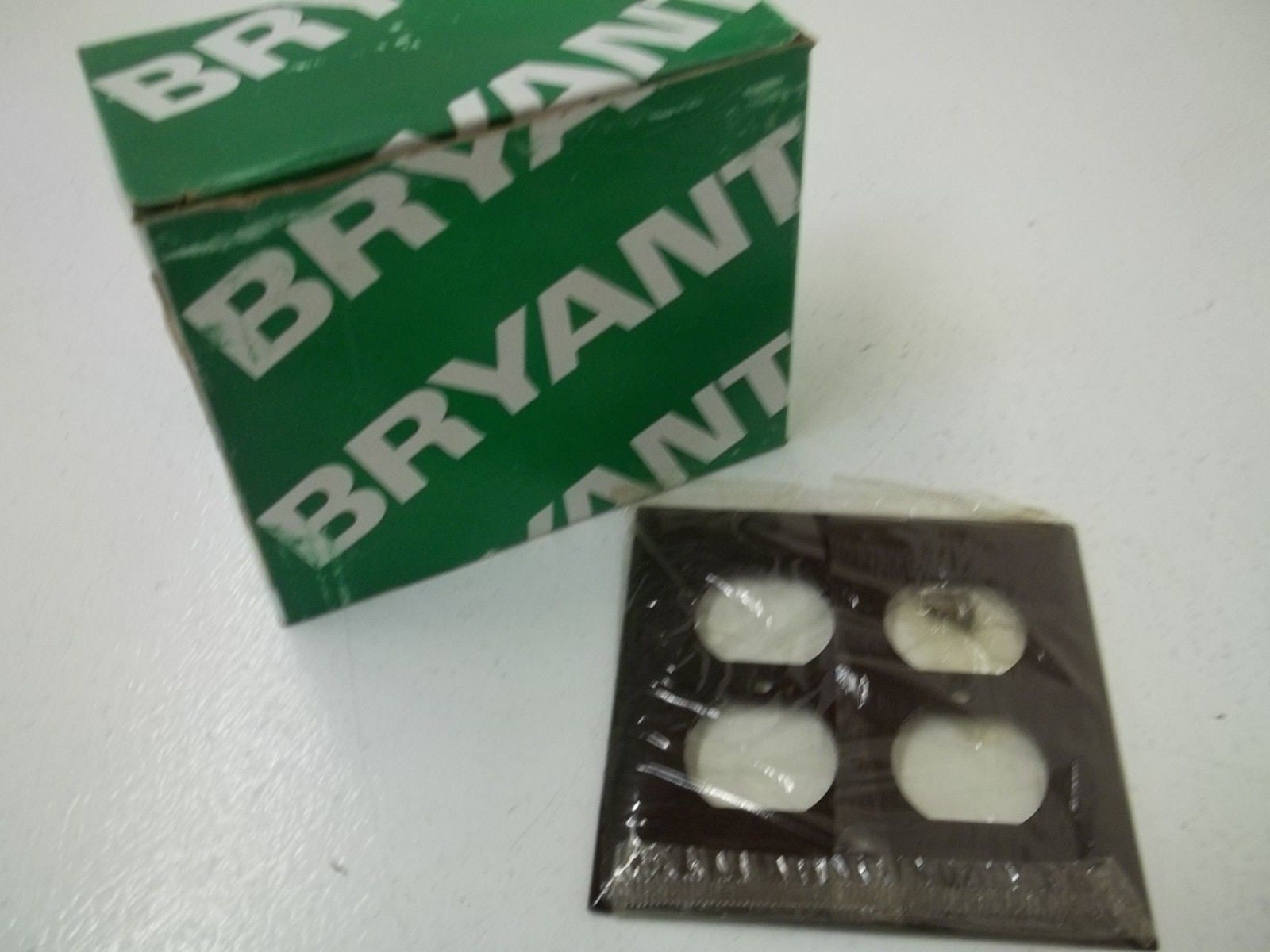LOT OF 12 BRYANT 71102 DUPLEX RECEPTACLE (BROWN) *NEW IN BOX*