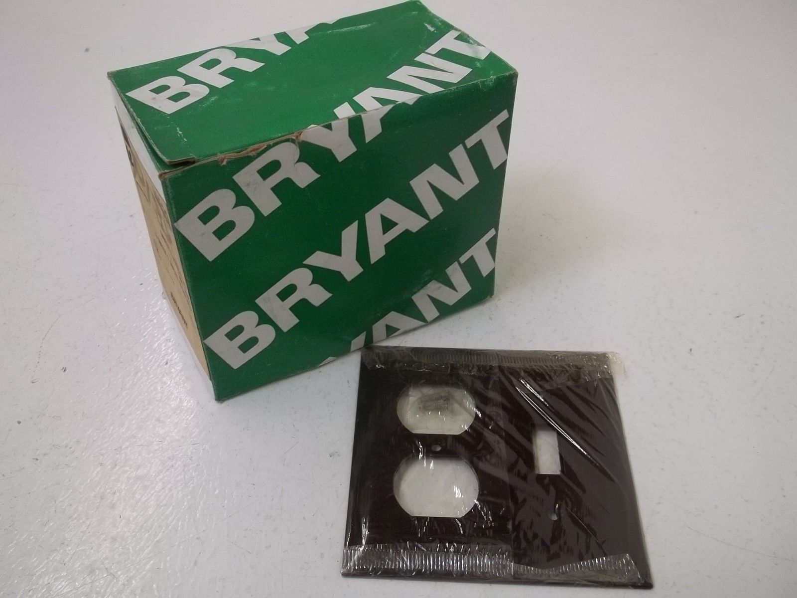 LOT OF 12 BRYANT 71532 2 GANG 1 SWITCH, 1 DUPLEX RECEPTACLE *NEW IN BOX*
