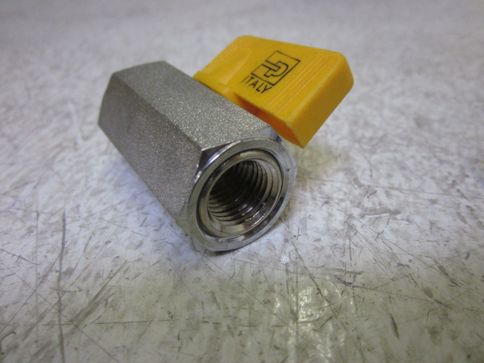 LOT OF 12 PARKER XMV609-4 CONNECTORS *NEW IN BOX*