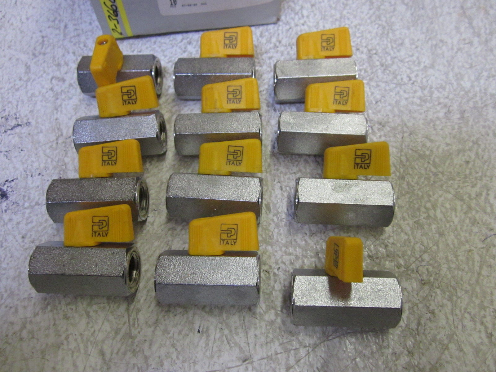 LOT OF 12 PARKER XMV609-4 CONNECTORS *NEW IN BOX*