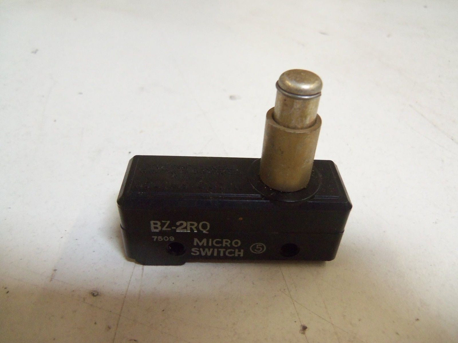 LOT OF 16 MICROSWITCH BZ-2RQ *NEW NO BOX*