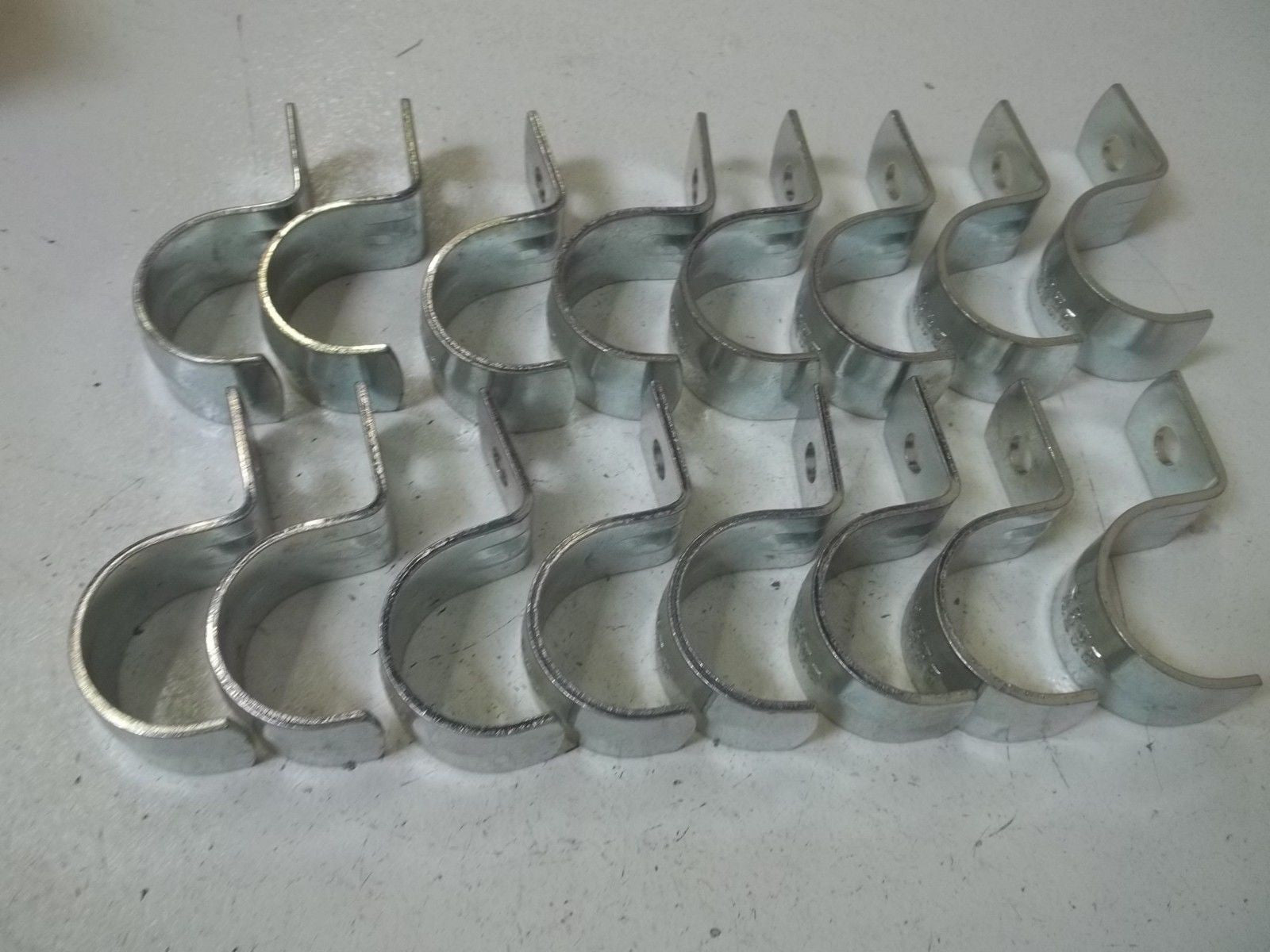 LOT OF 16 THOMAS & BETTS 1215-TB 1-1/2" PIPE STRAP *NEW IN BOX*