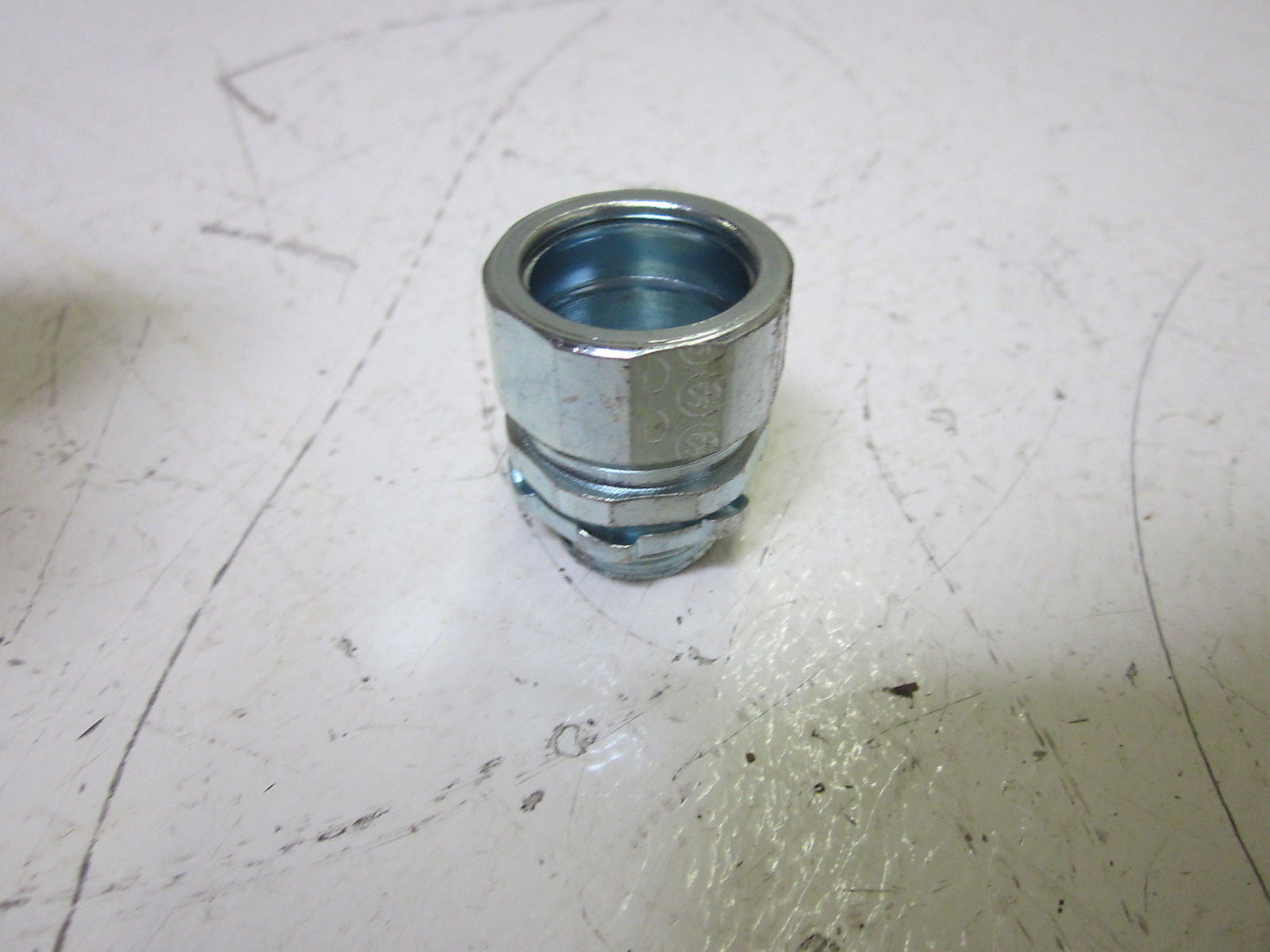 LOT OF 24 HUBBELL 1802 COMPRESSION CONNECTOR 1/4" *NEW IN BOX*