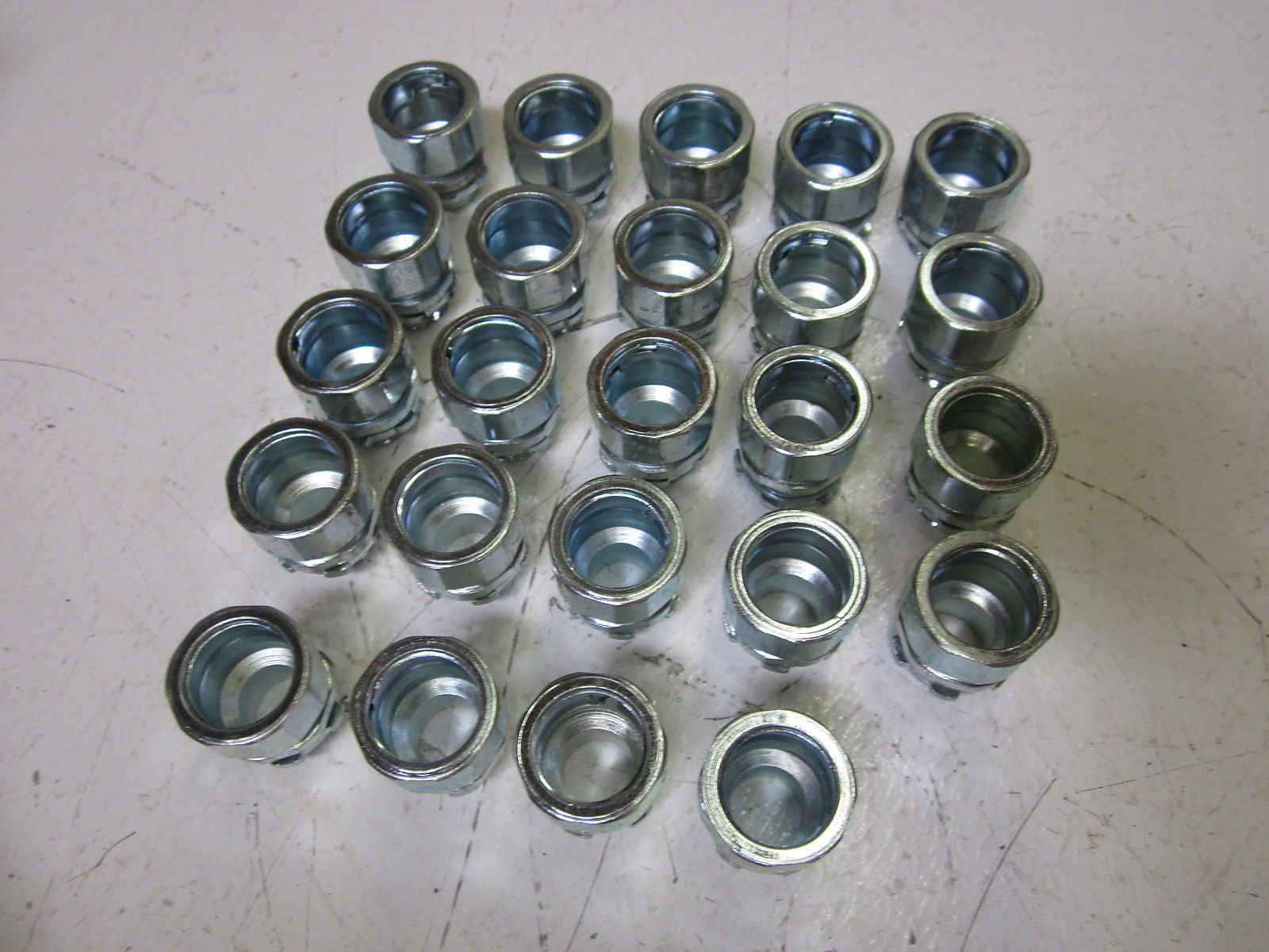 LOT OF 24 HUBBELL 1802 COMPRESSION CONNECTOR 1/4" *NEW IN BOX*