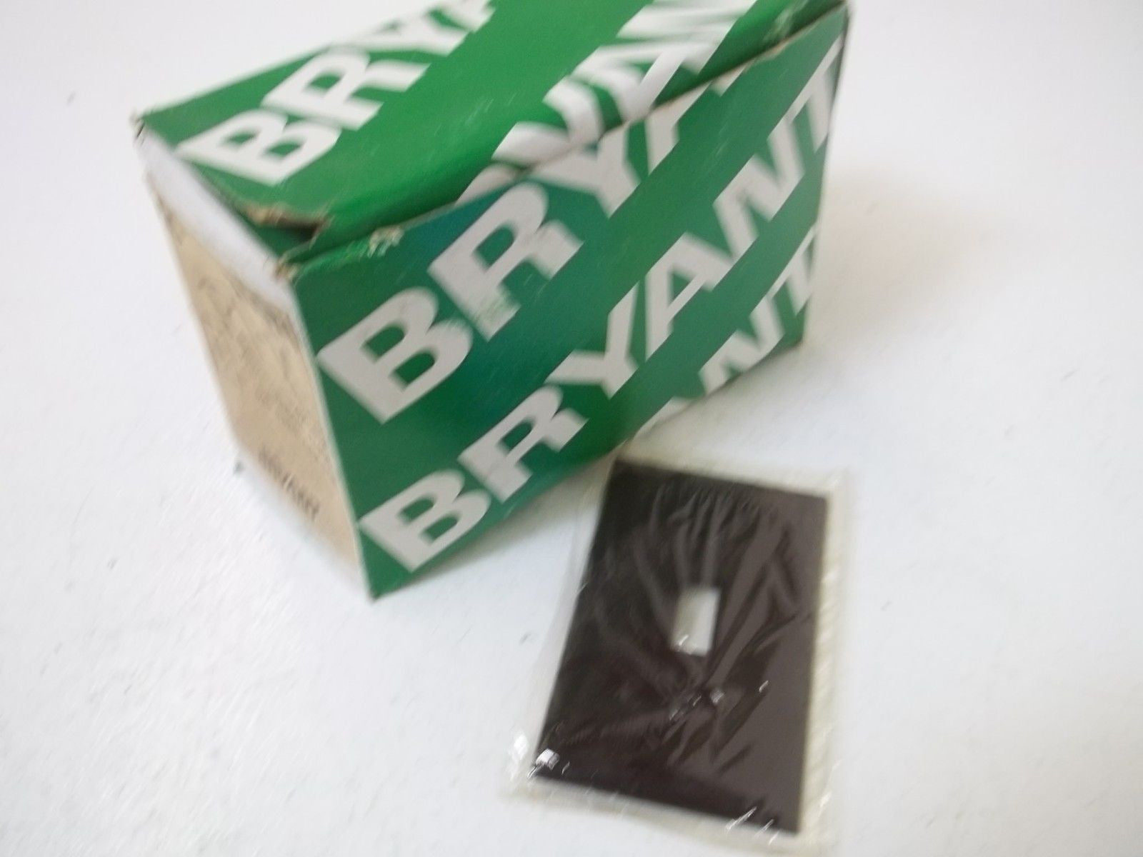 LOT OF 25 BRYANT 71071 ONE GANG SWITCH *NEW IN BOX*