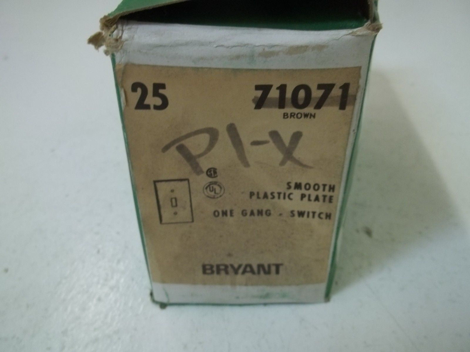 LOT OF 25 BRYANT 71071 ONE GANG SWITCH *NEW IN BOX*