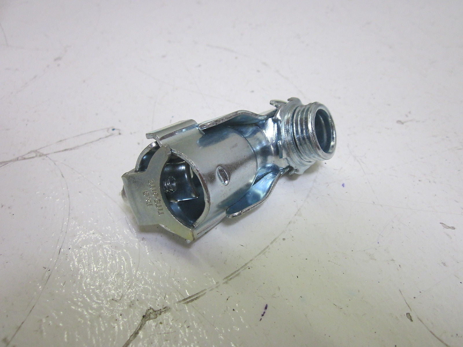 LOT OF 25 THOMAS & BETTS 323 ARMORED CABLE TITE BITE CONNECTOR *NEW IN BOX*