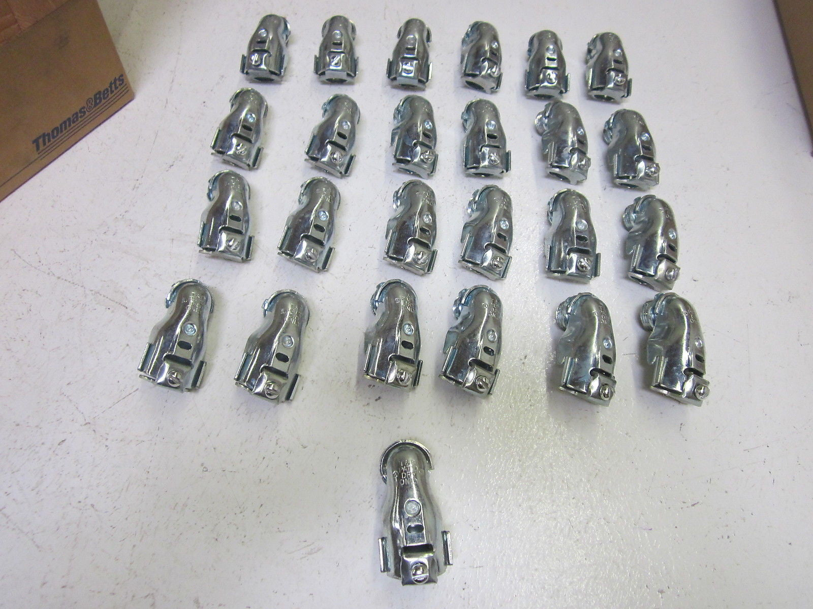 LOT OF 25 THOMAS & BETTS 323 ARMORED CABLE TITE BITE CONNECTOR *NEW IN BOX*