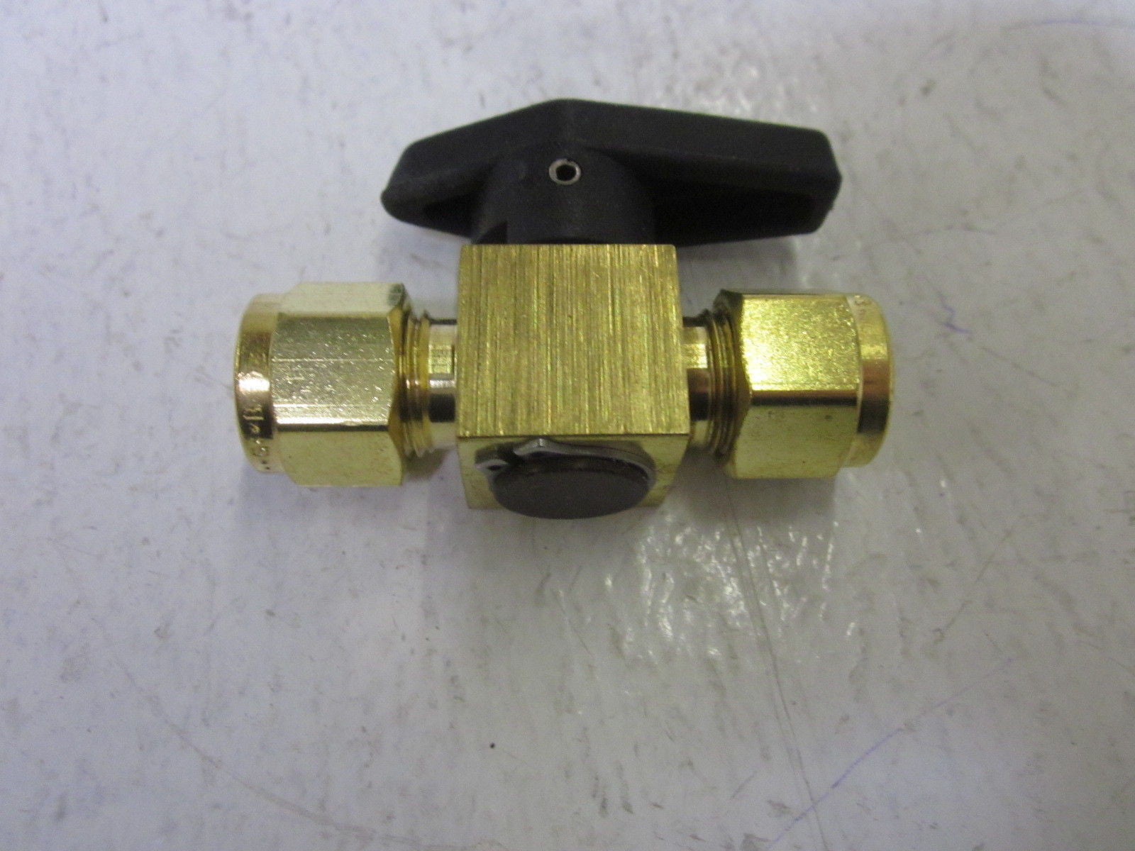 LOT OF 27 PARKER 6A-PR4-VT-B VALVE *NEW IN BOX*