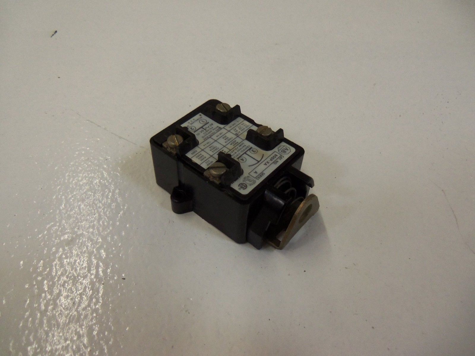 LOT OF 2 ALLEN BRADLEY 800P-XA SERIES A *USED*