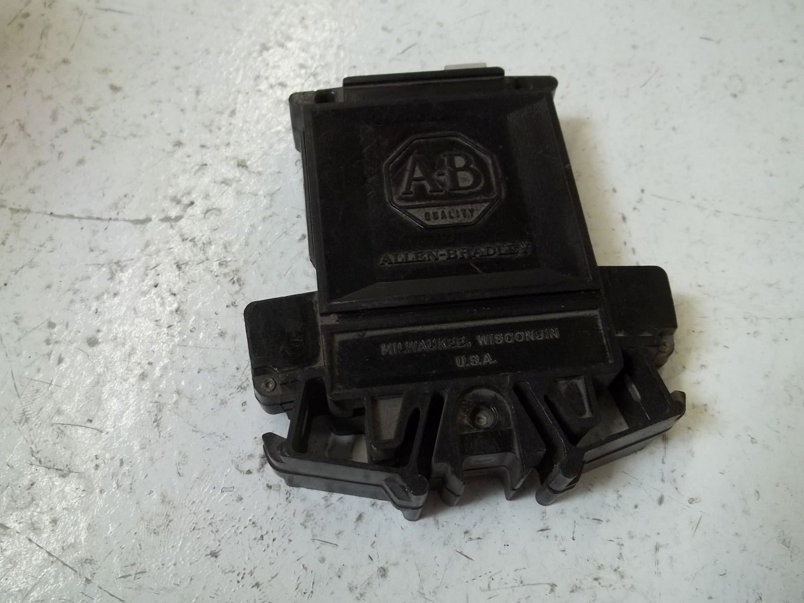 LOT OF 2 ALLEN BRADLEY 1492-G150 SER.B CIRCUIT BREAKER 15AMP *USED*