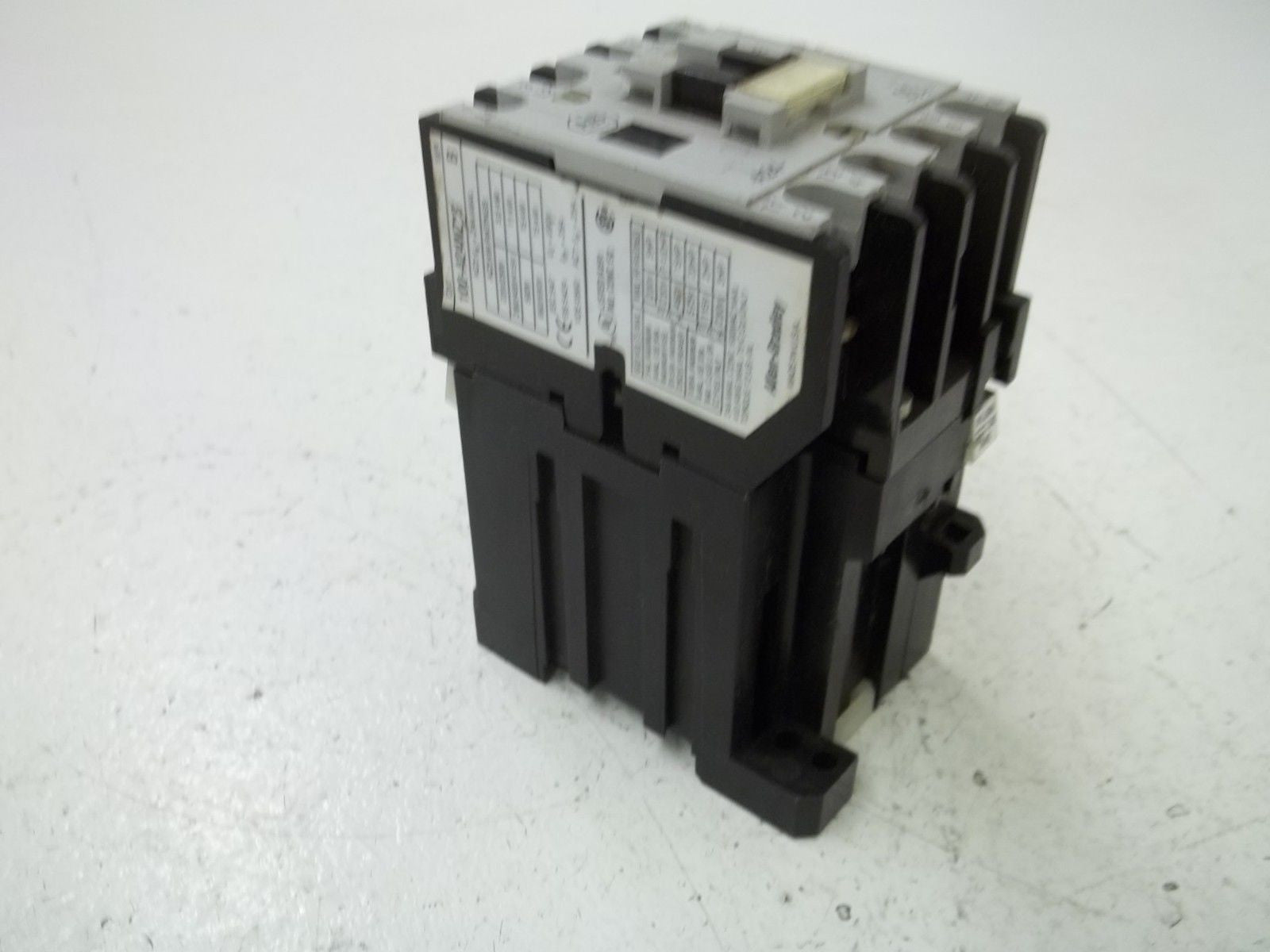 LOT OF 2 ALLEN BRADLEY 100-A24NZ*3 SER.B CONTACTOR 24V *USED*