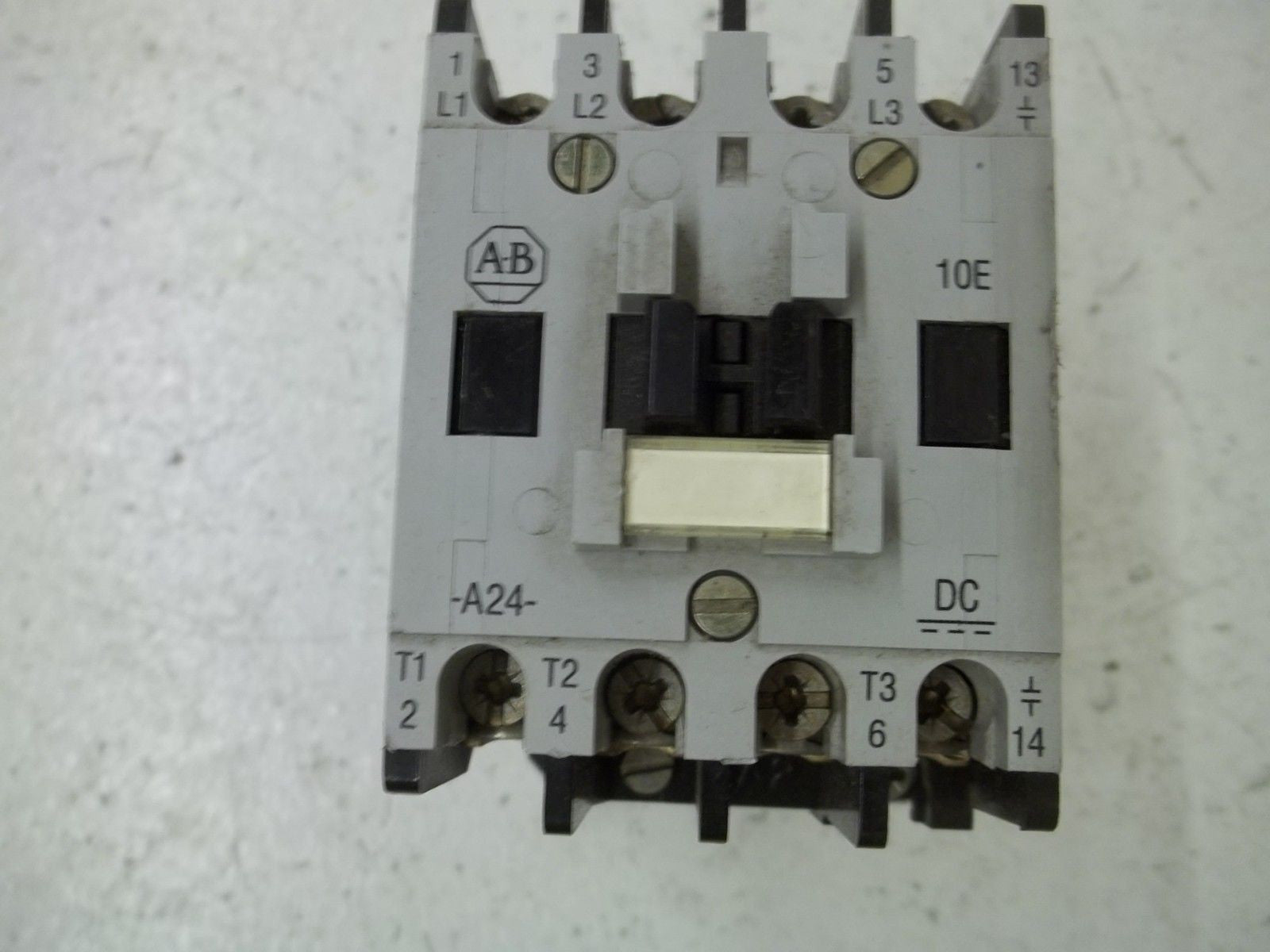 LOT OF 2 ALLEN BRADLEY 100-A24NZ*3 SER.B CONTACTOR 24V *USED*