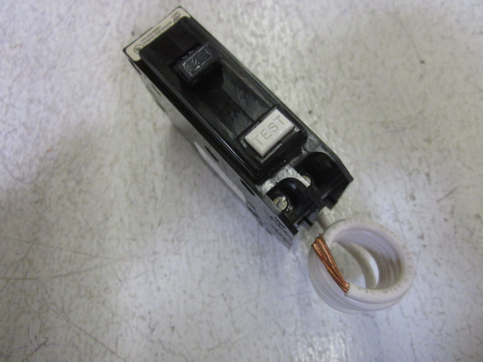 LOT OF 2 GENERAL ELECTRIC THQL1130GF 120V CIRCUIT BREAKER *NEW IN BOX*