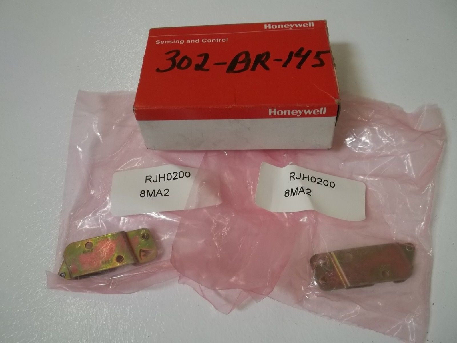 LOT OF 2 HONEYWELL 8MA2 MOUNTING BRACKET *NEW IN BOX*