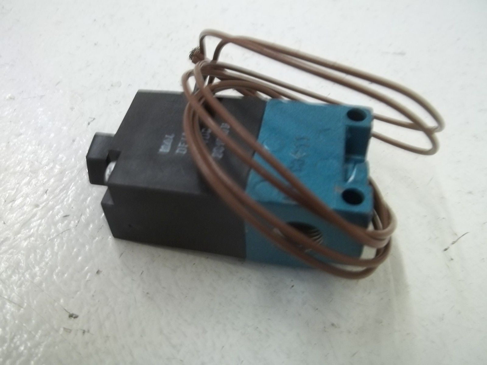 LOT OF 2 MAC 35A-AAA-DEJA-1BA SOLENOID VALVE *NEW IN BOX*
