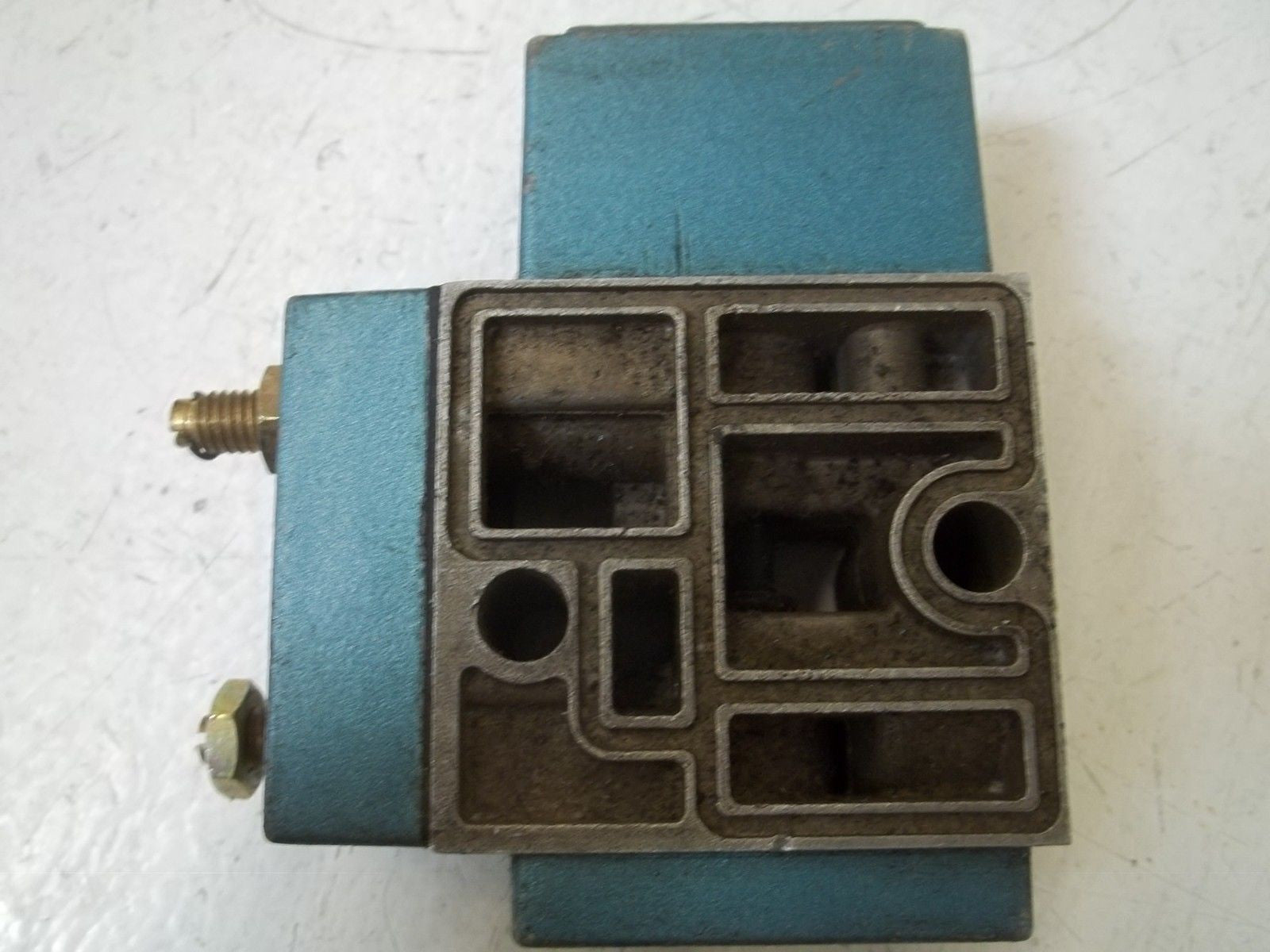 LOT OF 2 MAC 714C-12-PI-612BA (AS PICTURED) *USED*