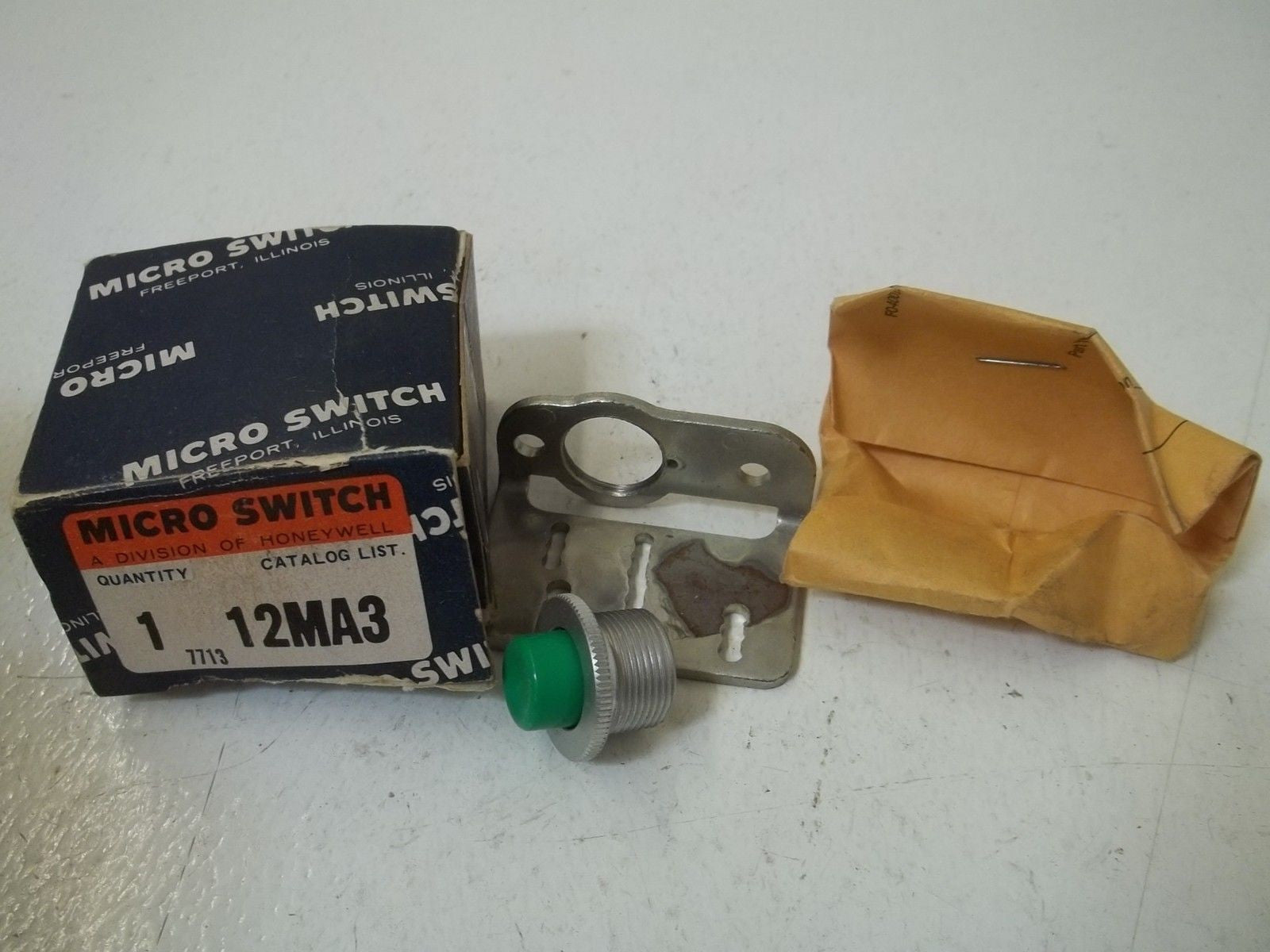 LOT OF 2 MICROSWITCH 12MA3 *NEW IN BOX*
