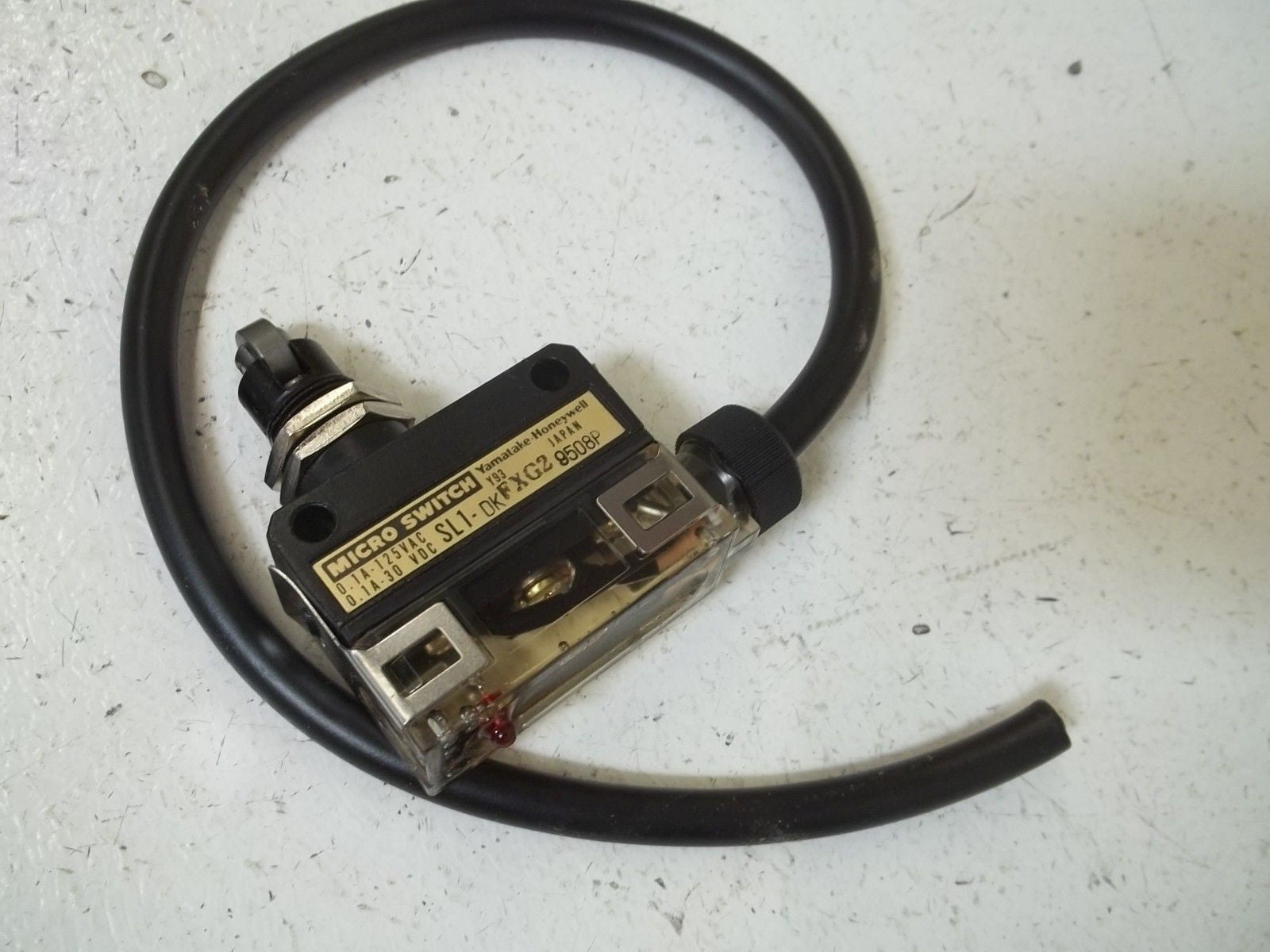 LOT OF 2 MICROSWITCH SL1-DKFXG2 LIMIT SWITCH *USED*