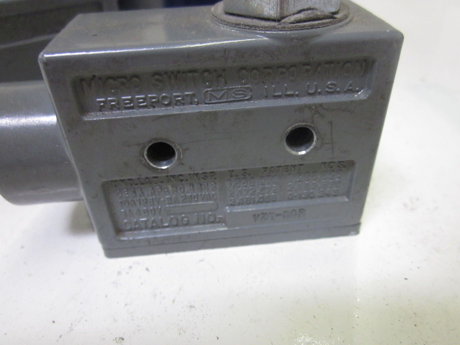 LOT OF 2 MICROSWITCH YZE-RQ9 *NEW IN BOX*