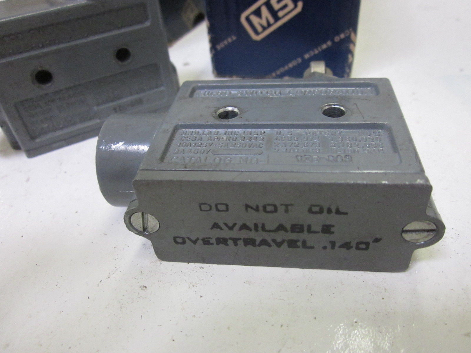 LOT OF 2 MICROSWITCH YZE-RQ9 *NEW IN BOX*