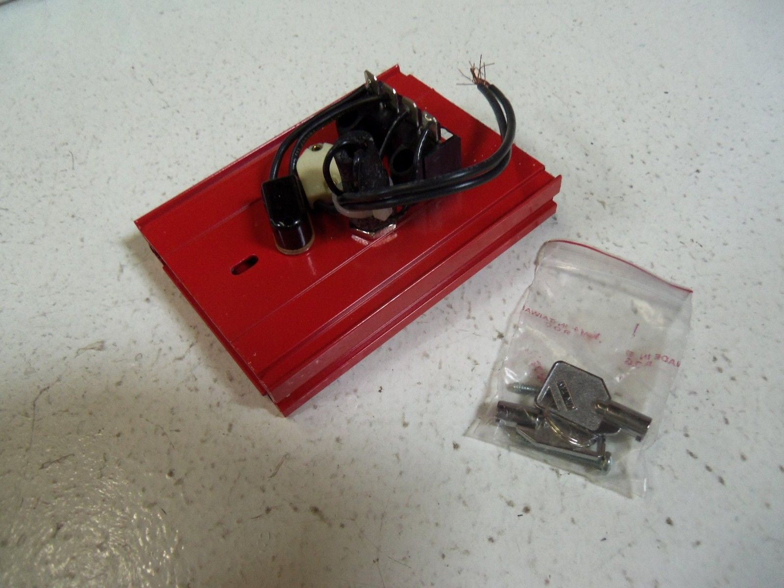 LOT OF 2 NOTIFIER SWITCH INTERRUPTEUR MPS-950KB20C *NEW IN BOX*