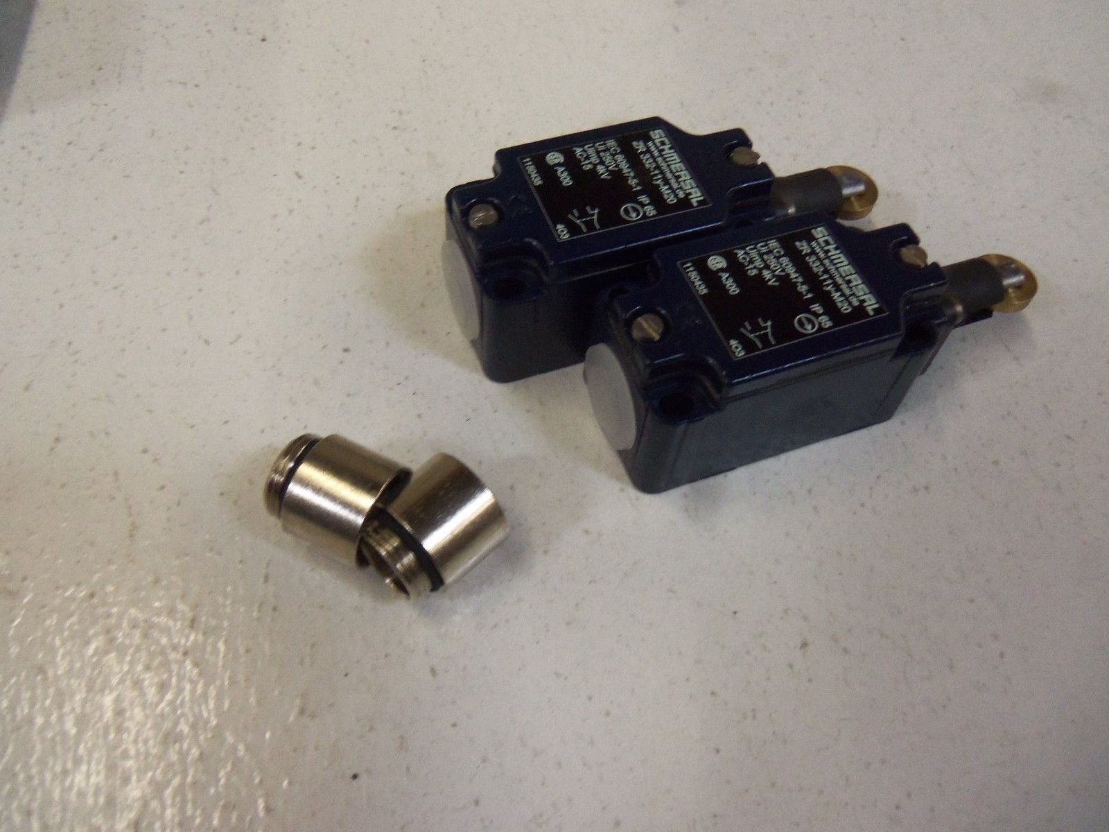 LOT OF 2 SCHMERSAL ZR 322-11y-M20 *NEW IN BOX*