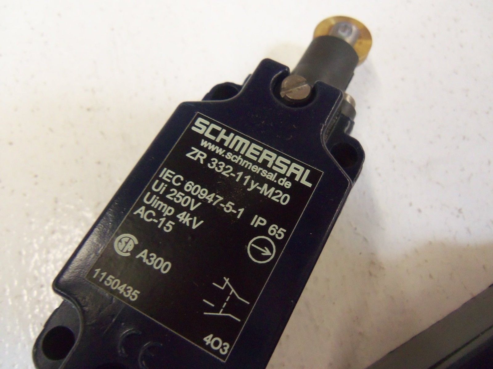 LOT OF 2 SCHMERSAL ZR 322-11y-M20 *NEW IN BOX*
