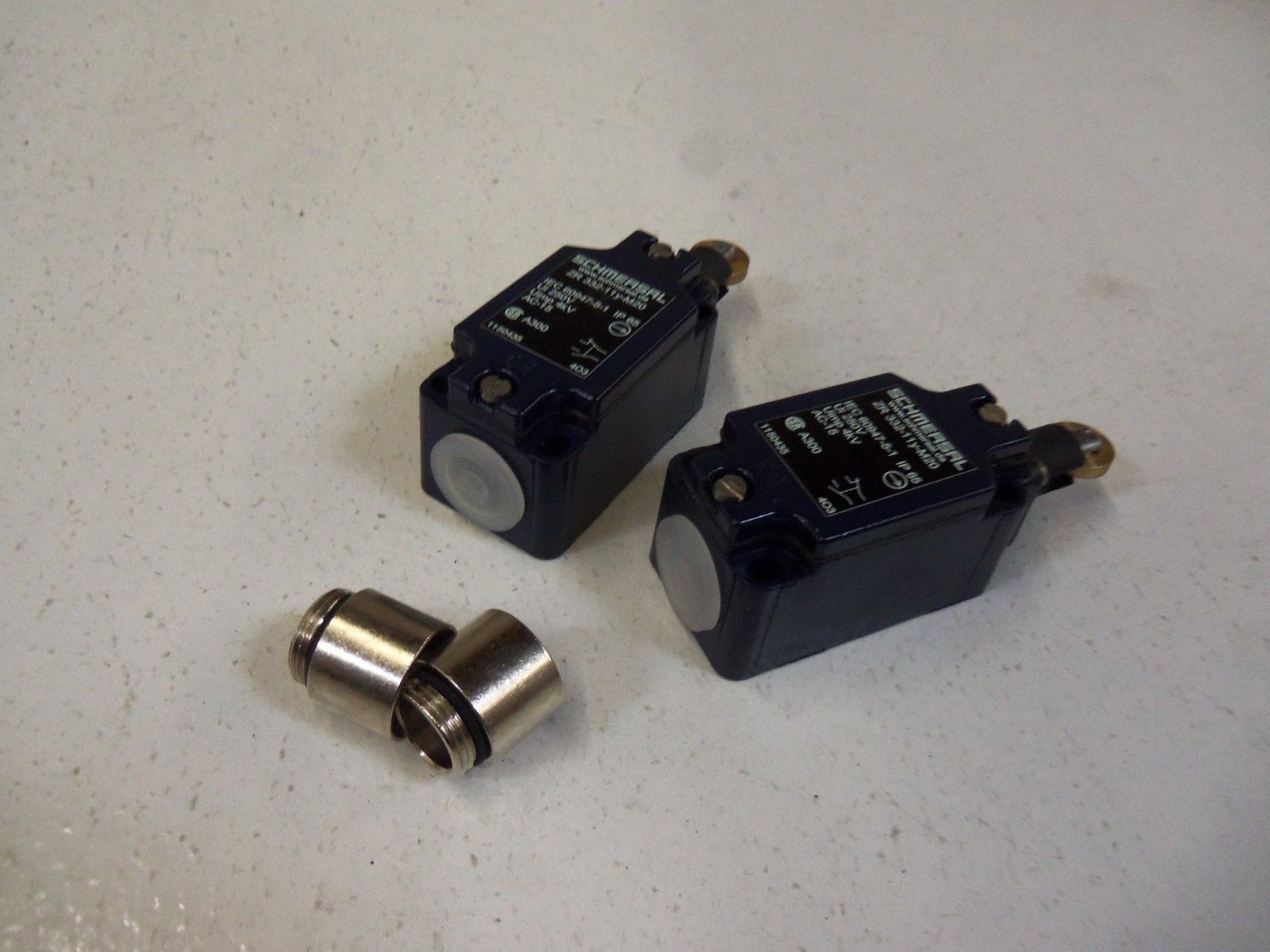 LOT OF 2 SCHMERSAL ZR 322-11y-M20 *NEW IN BOX*