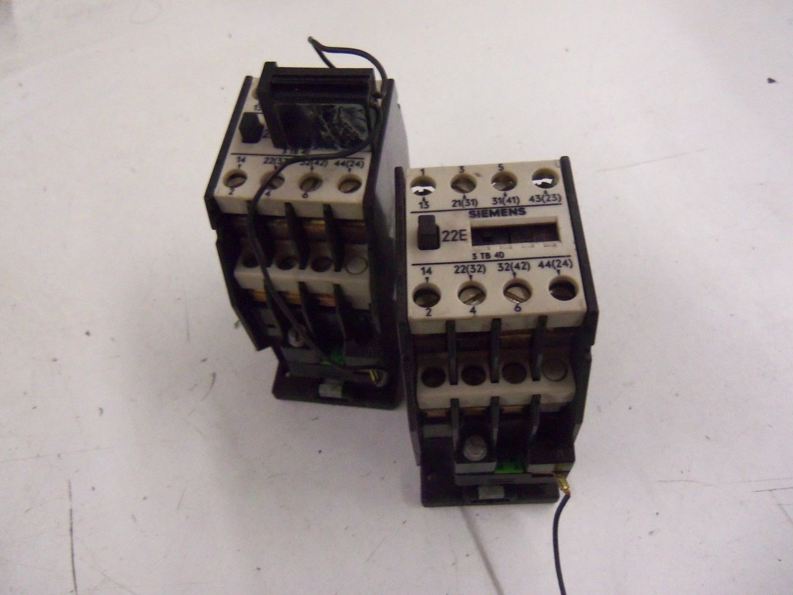 LOT OF 2 SIEMENS 3TB4017-0A 48V *USED*