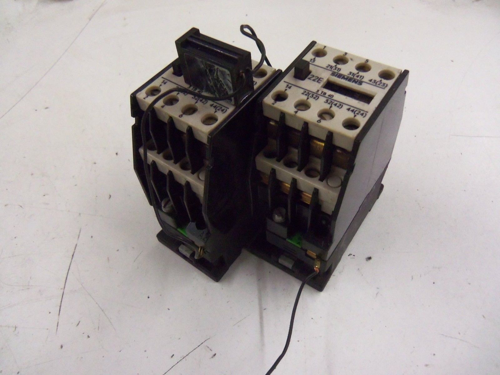LOT OF 2 SIEMENS 3TB4017-0A 48V *USED*