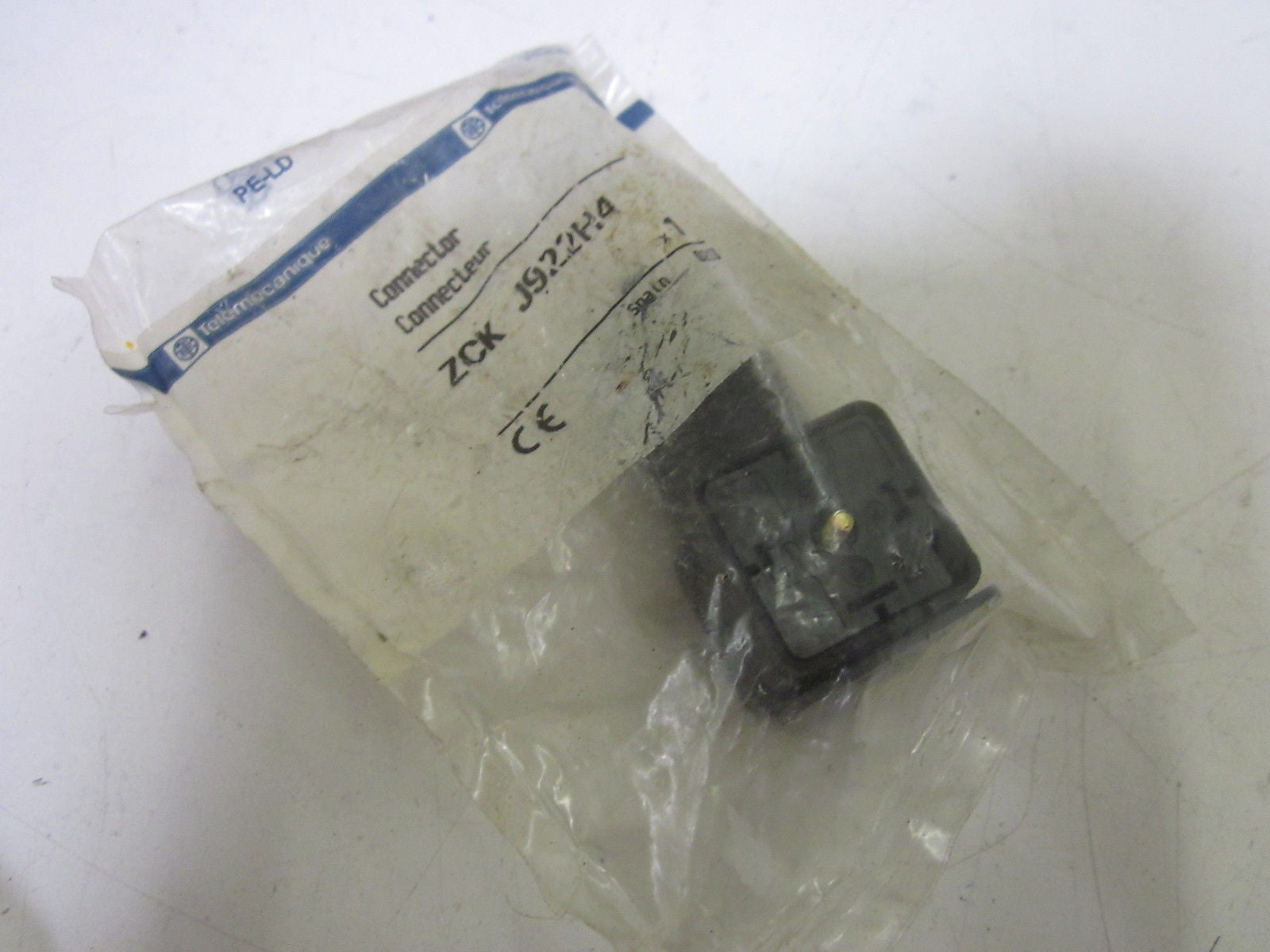 LOT OF 2 TELEMECANIQUE ZCKJ922H4 *NEW IN A FACTORY BAG*