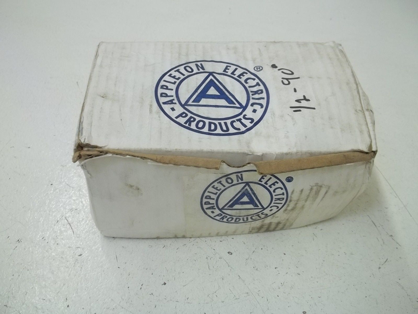 LOT OF 30 APPLETON ST-9050 1/2" MALL IRON ST CONNECTOR-90 *NEW IN BOX*