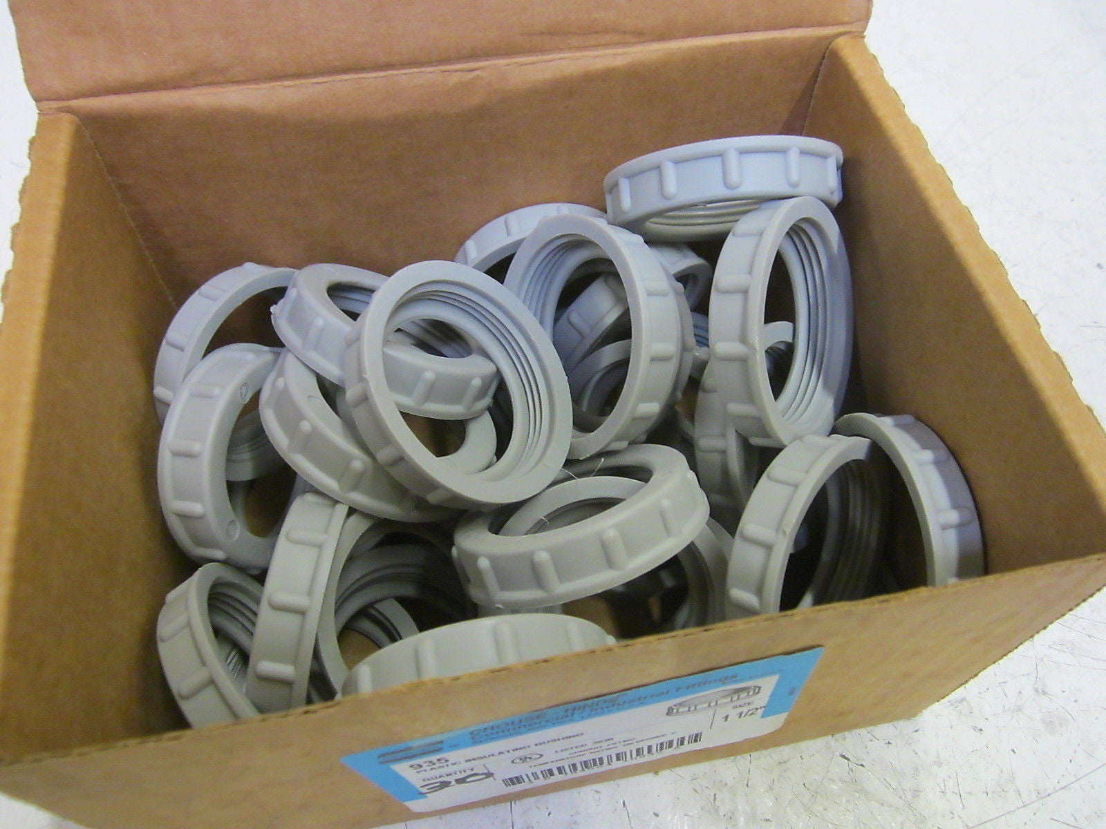 LOT OF 30 CROUSE-HINDS 935 PLASTIC INSULATING BUSHING *NEW IN BOX*