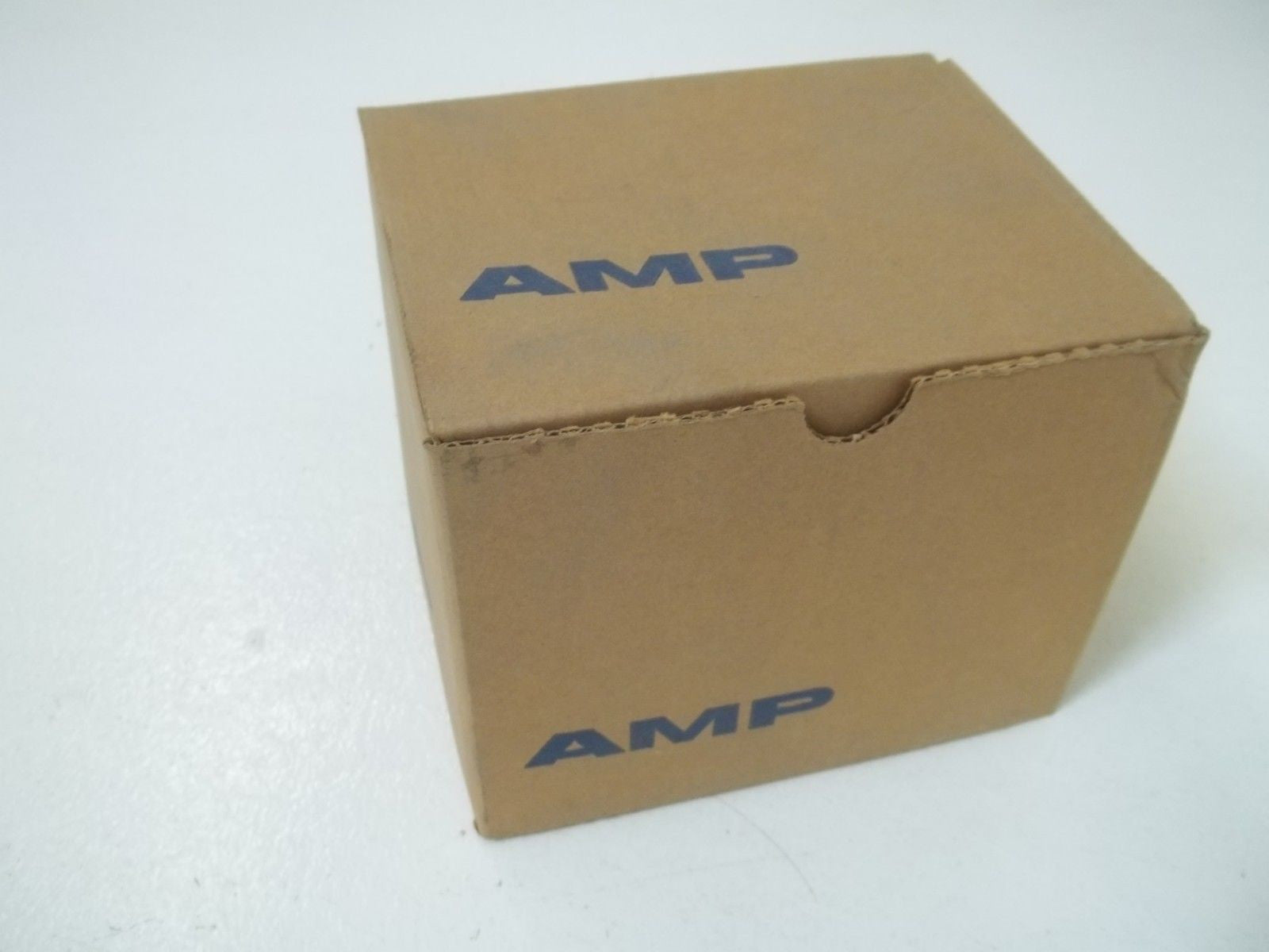 LOT OF 31  AMP 325605 ELECTRICAL CONNECTORS *NEW IN BOX*