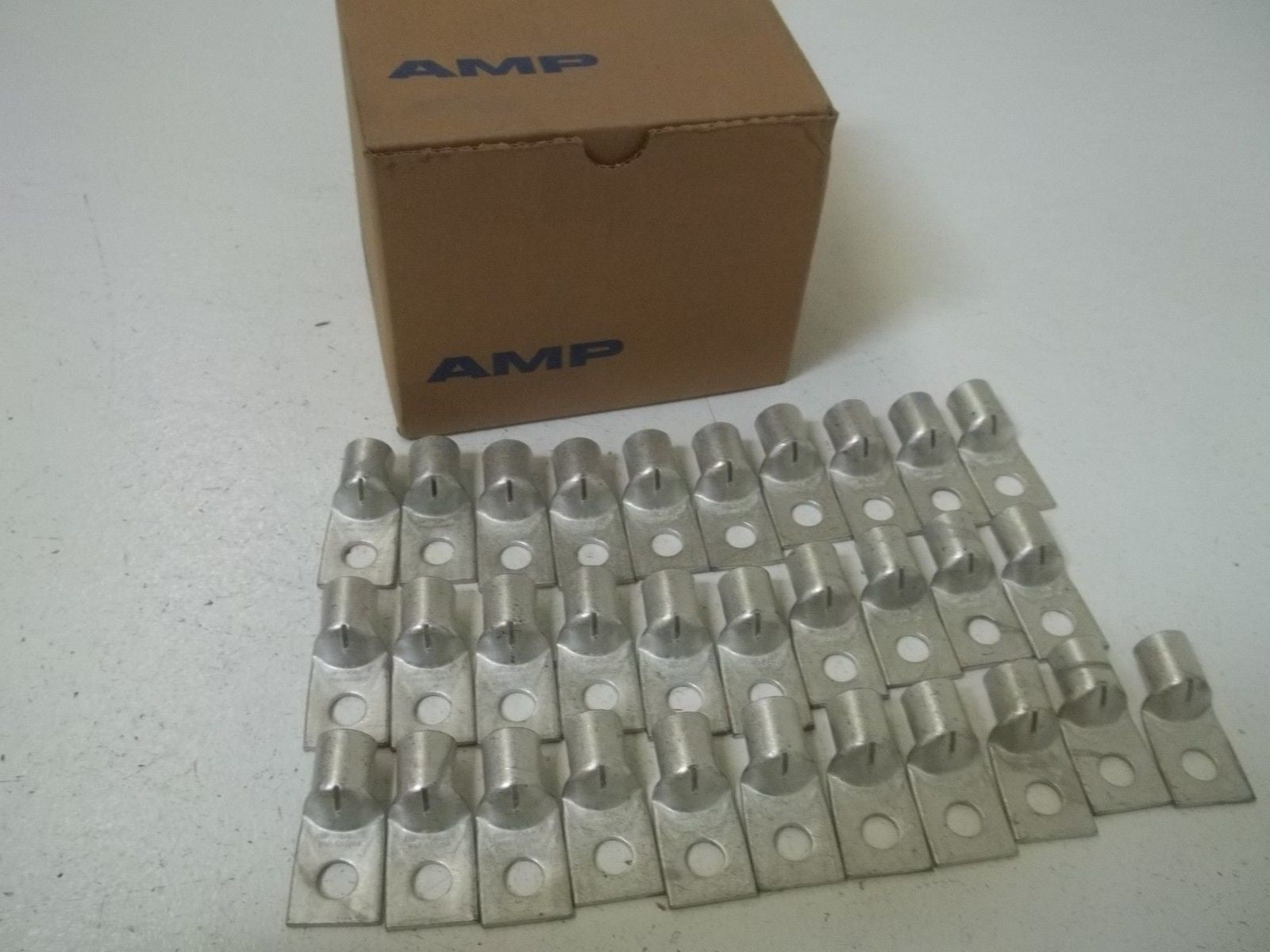 LOT OF 31  AMP 325605 ELECTRICAL CONNECTORS *NEW IN BOX*