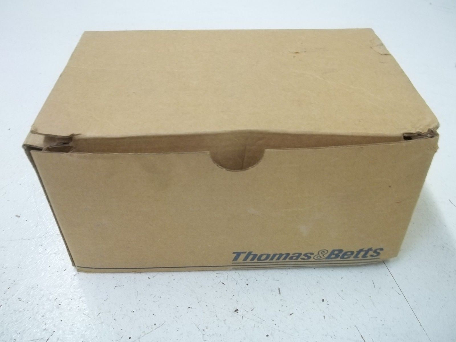 LOT OF 36 THOMAS & BETTS 302-TB 1/2" ARMORED CABLE CONNECTOR *NEW IN BOX*
