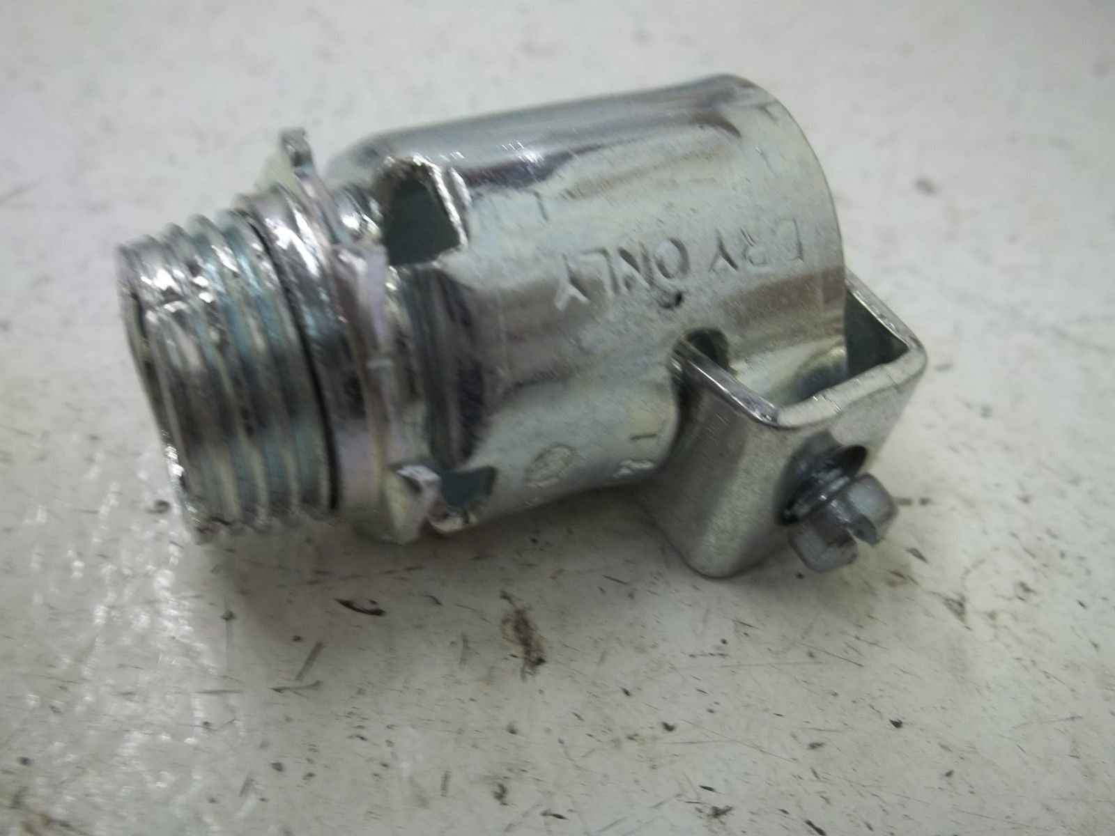 LOT OF 36 THOMAS & BETTS 302-TB 1/2" ARMORED CABLE CONNECTOR *NEW IN BOX*