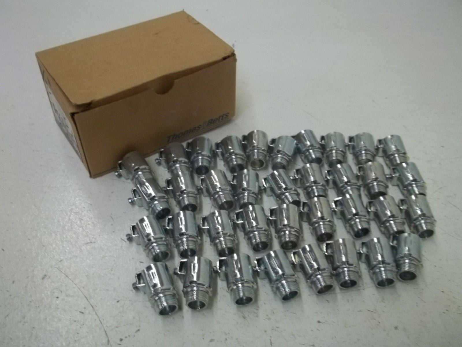 LOT OF 36 THOMAS & BETTS 302-TB 1/2" ARMORED CABLE CONNECTOR *NEW IN BOX*