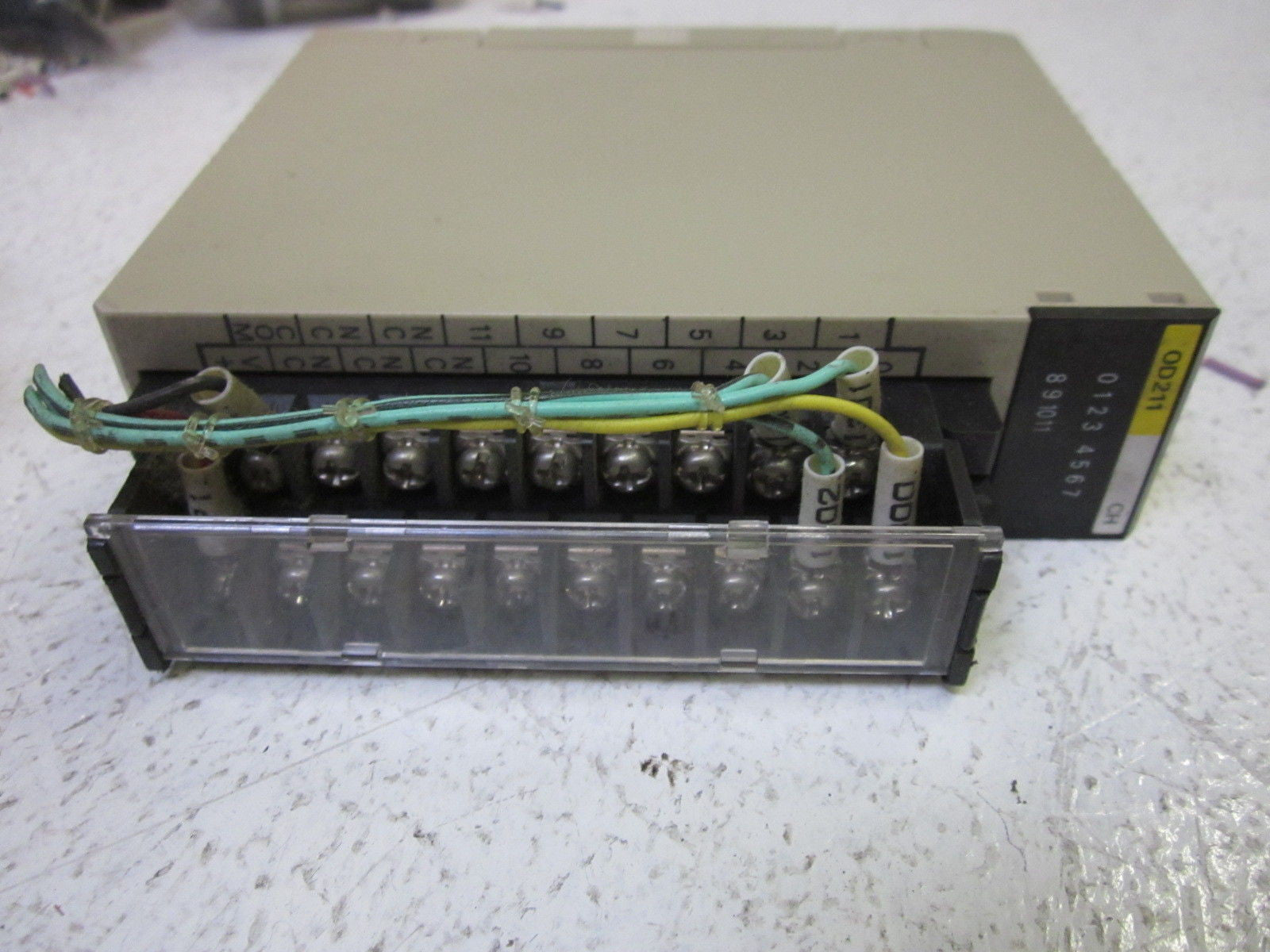 OMRON C200H-0D211 OUTPUT UNIT 24VDC *USED*