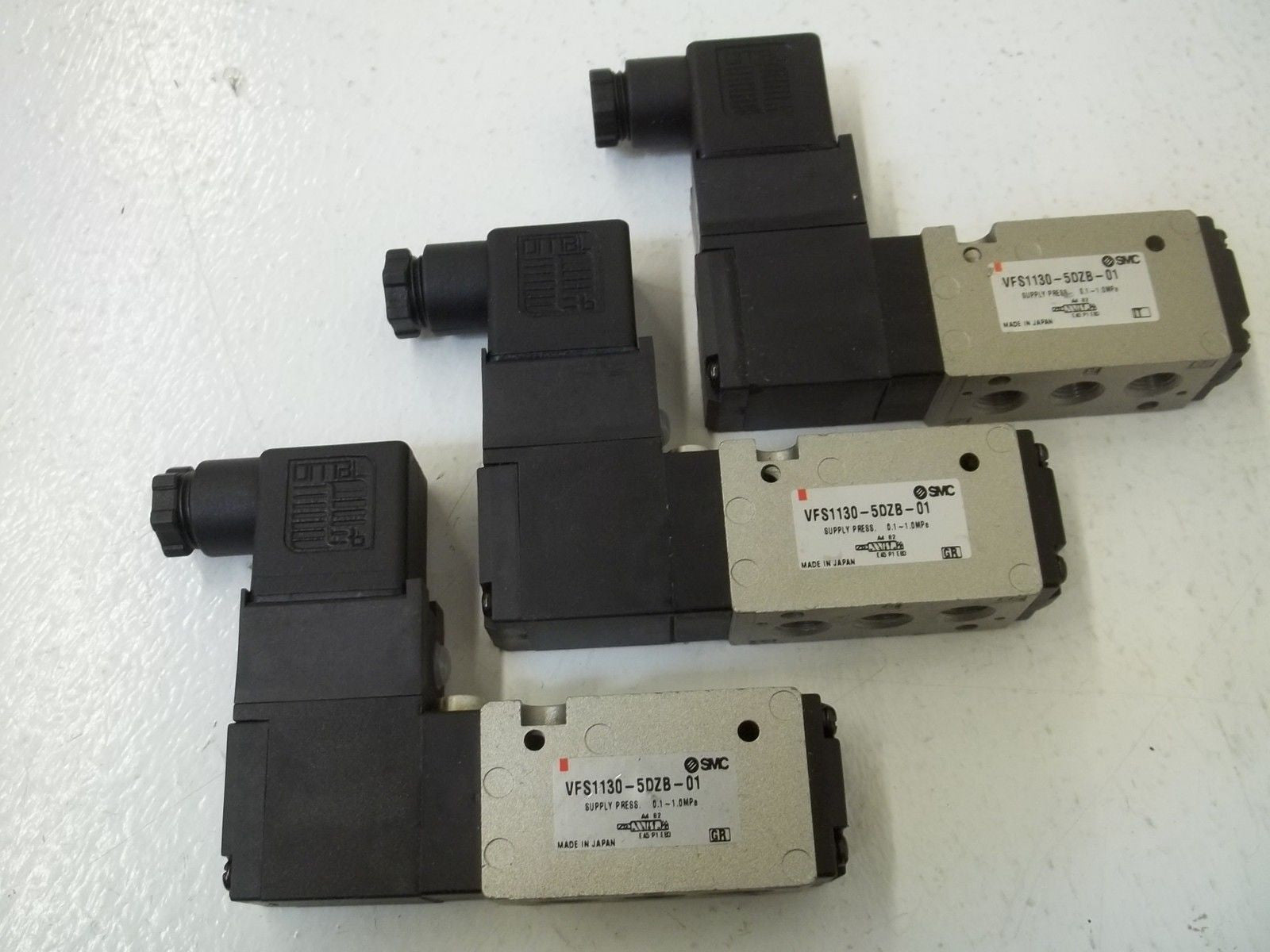 LOT OF 3 SMC VFS1130-5DZB-01 *NEW NO BOX*
