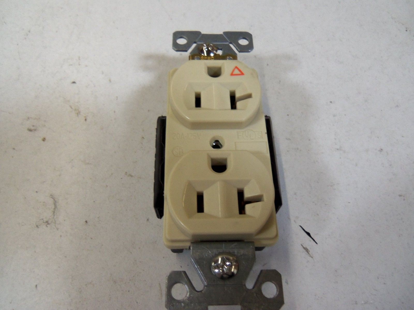 LOT OF 4 COOPER DUPLEX RECEPTACLE IG5362V *NEW IN BOX*