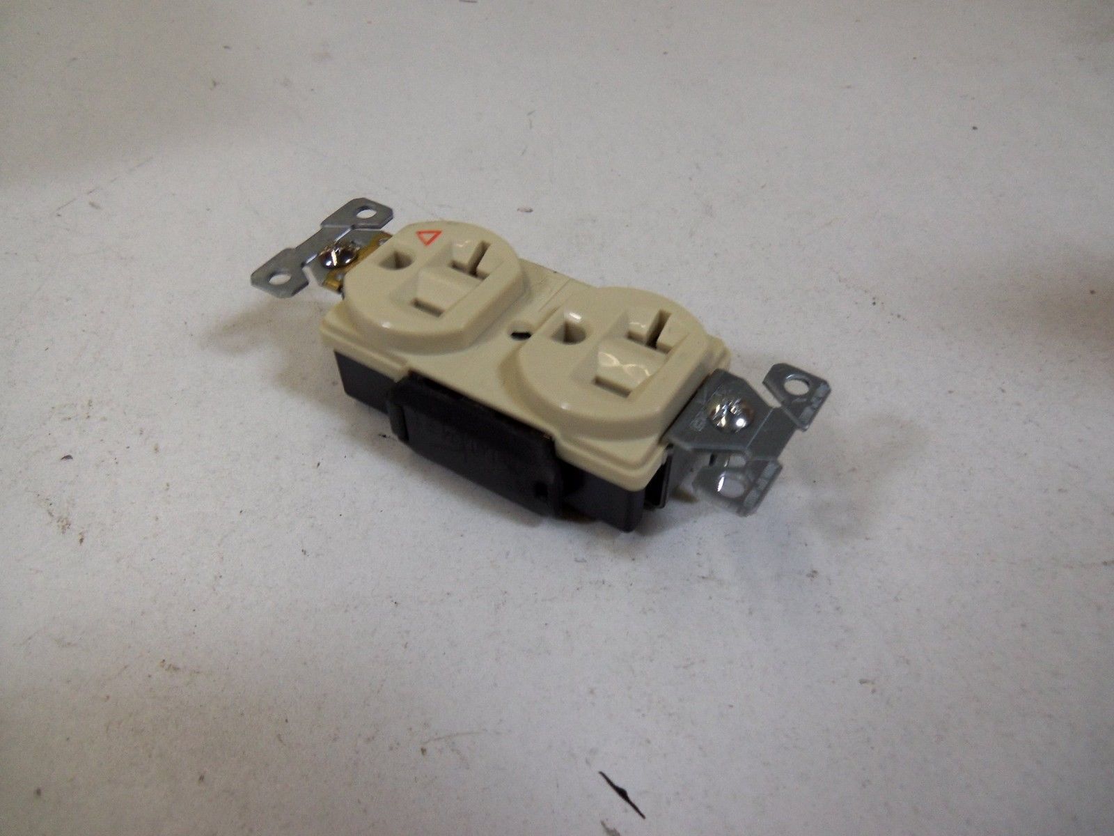LOT OF 4 COOPER DUPLEX RECEPTACLE IG5362V *NEW IN BOX*