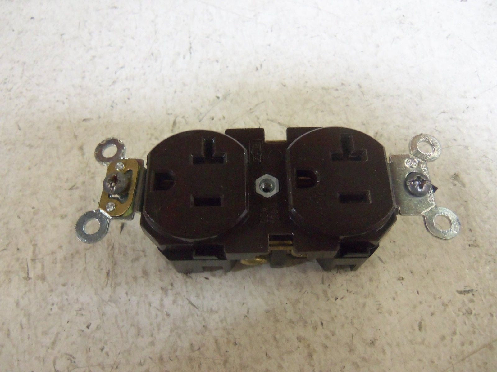 LOT OF 4 LEVITON 2 POLE 3-WIRE 5362 DUPLEX RECEPTACLE *NEW IN BOX*