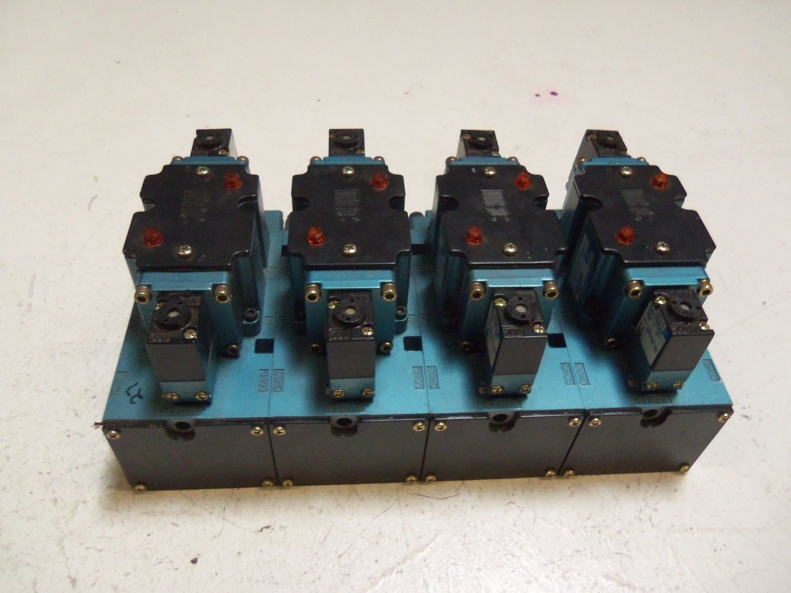 LOT OF 4 MAC 6523B-211-PM-111DA VALVE ASSEMBLY *USED*