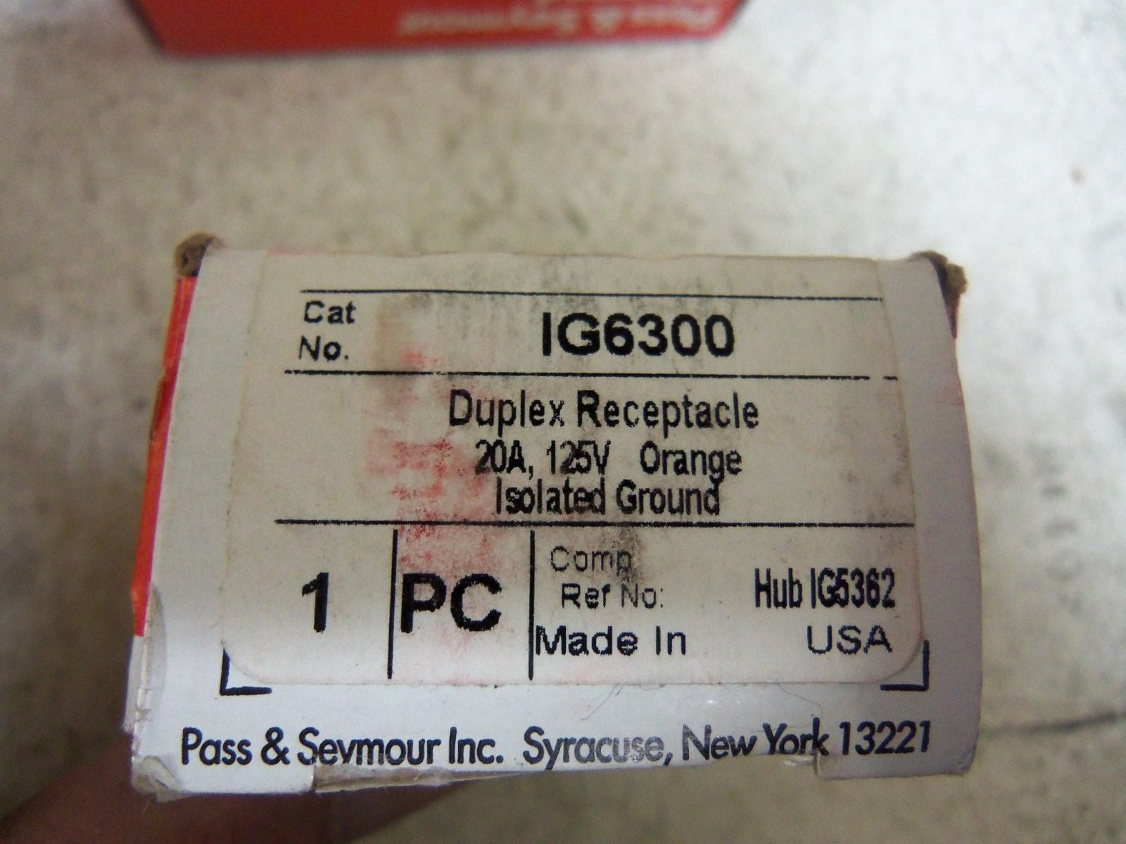LOT OF 4 PASS & SEYMOUR IG6300 DUPLEX RECEPTACLE *NEW IN BOX*