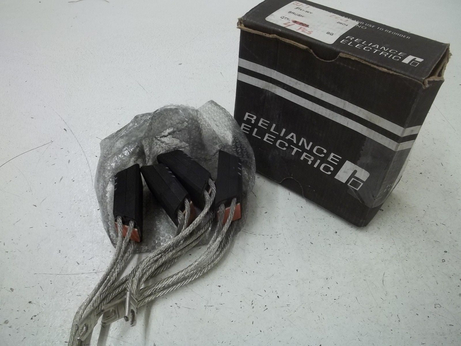 LOT OF 4 RELIANCE ELECTRIC 3141-WY CARBON MOTOR BRUSH *NEW IN BOX*