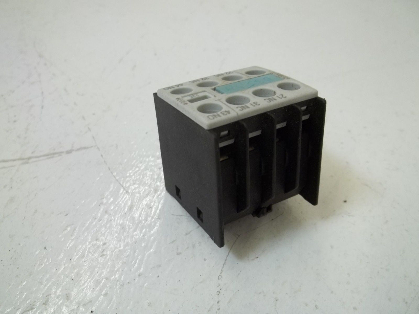 LOT OF 4 SIEMENS 3RH1911-1HA12 *USED*