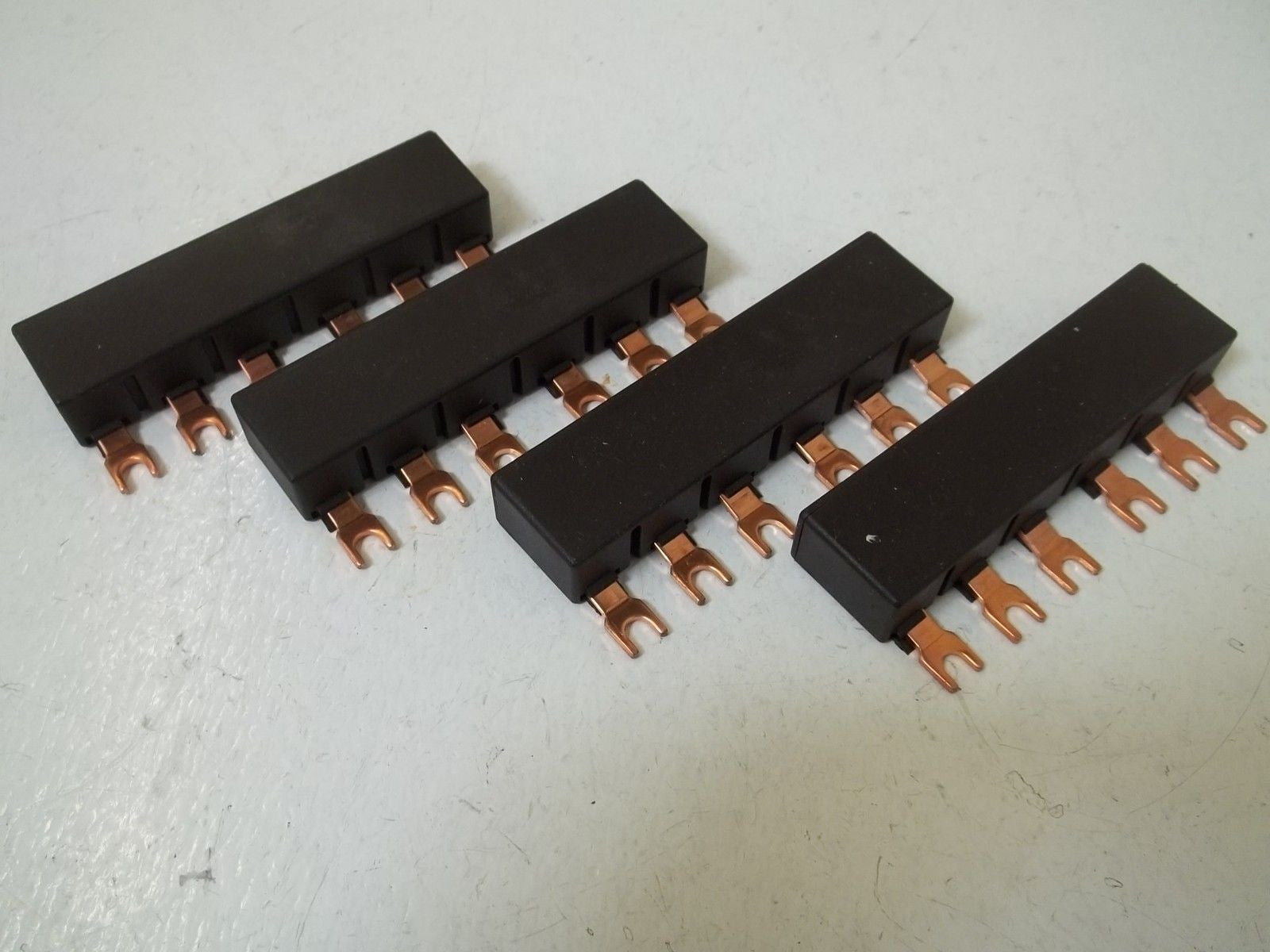 LOT OF 4 SIEMENS 3RV1915-1AB  2LINE SIDE FEEDER 45MM SPACING *NEW NO BOX*