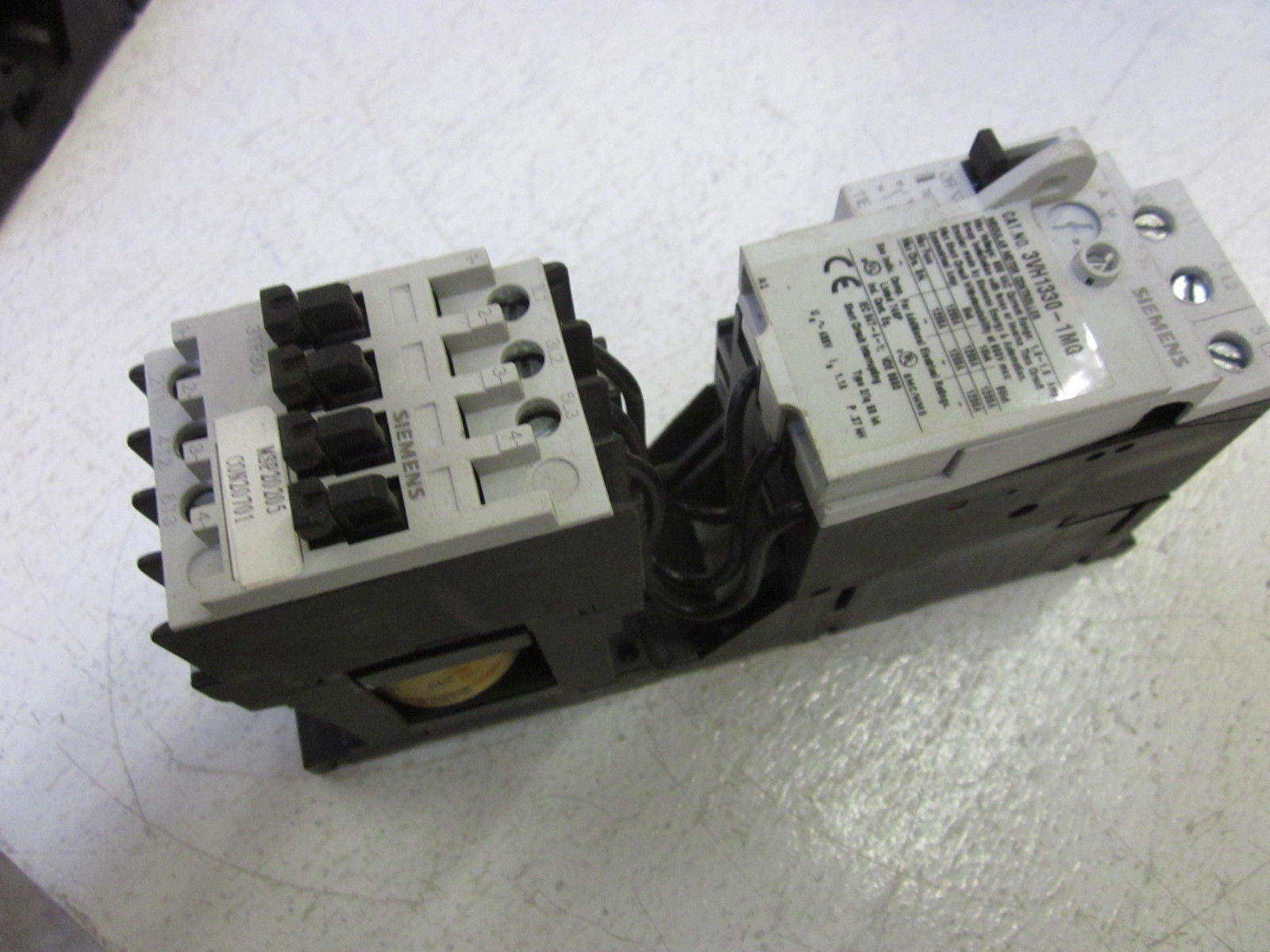 LOT OF 4 SIEMENS 3VH1330-1MG MOTOR CONTROLLER 400V  / 3TF3000-0B 24V *USED*